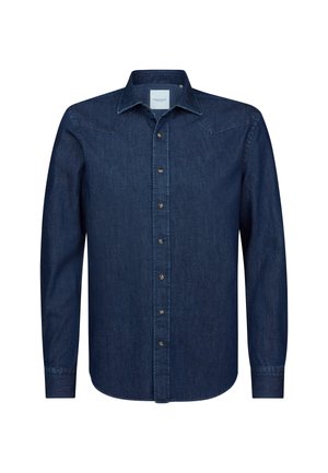 Camisa de mezclilla azul oscuro con mangas largas, cuello de punta, botones en la parte delantera y detalles de yugo al estilo western. Presenta puños con botones y una textura suave.