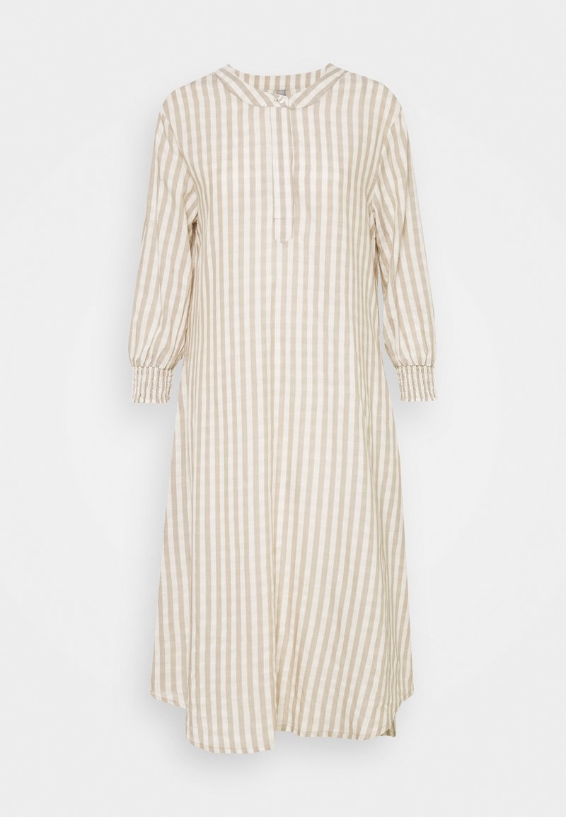 Beige randig klänning gjord av lätt tyg. Har en rund halsringning, långa puffärmar med elastiska manschetter och en knappslå.