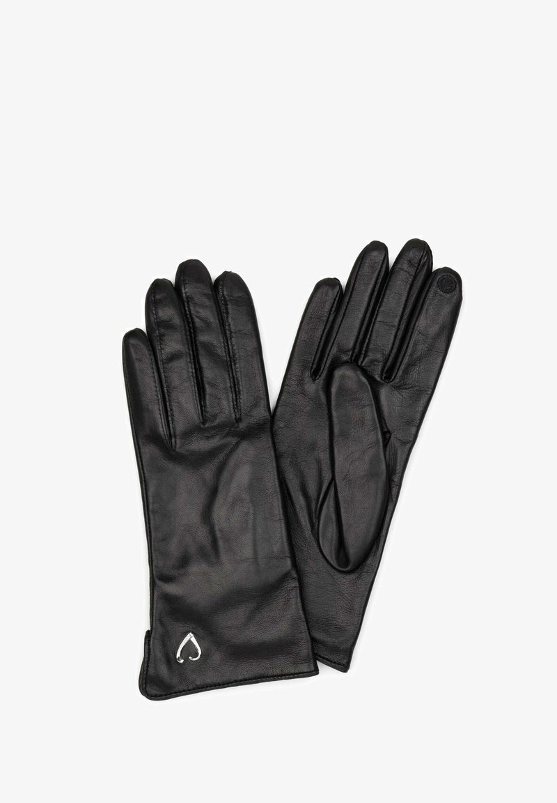 Gants en cuir noir avec une texture lisse, design à cinq doigts, et une accent en argent en forme de cœur sur le poignet.