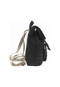 Borsa nera in formato tessuto con un motivo intrecciato. Presenta una tracolla di colore chiaro a contrasto e una chiusura arrotolata con accenti in metallo argentato.