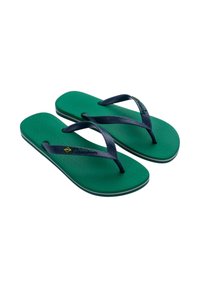 Chanclas verdes con suela texturizada, correas marinas y un pequeño logo. El diseño presenta una superficie suave y un ligero contraste de color a lo largo de los bordes.