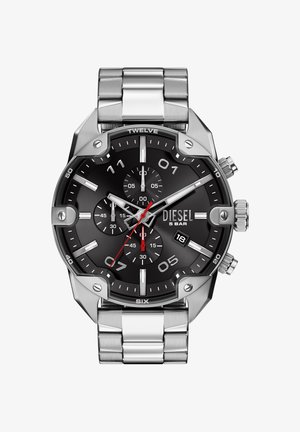 Schwarze analoge Uhr mit silbernem Edelstahlarmband. Merkmale sind ein rundes Gehäuse, drei Unterzifferblätter, rote Akzente und ein Datumsfenster.