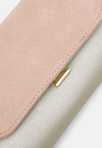 Portafoglio a busta con un cappuccio in finta suède rosa e un corpo grigio chiaro testurizzato, con un dettaglio in oro sulla chiusura.