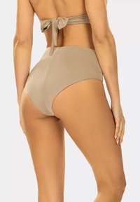 Beżowe majtki bikini z wysokim stanem, wykonane z gładkiego, elastycznego materiału i charakteryzujące się minimalistycznym wzornictwem z prostym krojem z tyłu oraz bez ozdobników.