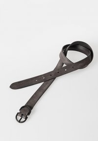Grijze leren riem met een gladde textuur, voorzien van een rechthoekige metalen gesp en meerdere verstelgaten langs de band.