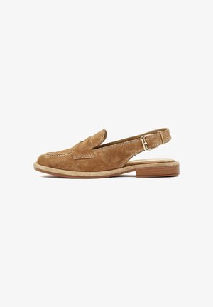 Mocassino slingback in camoscio marrone con cinturino con fibbia, dettagli cuciti e tacco basso in legno.
