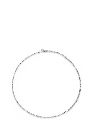 Hopeinen ketjukaulakoru, jossa suorakaiteenmuotoisia ja soikeita lenkkejä, salpalukko ja pieni pyöreä merkkilaatta lähellä lukkoa.