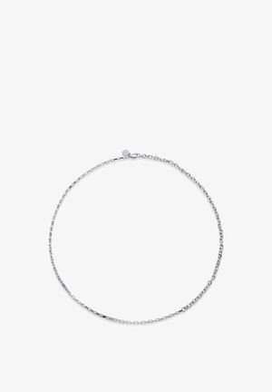 Sølvkæde med rektangulære og ovale led, med en karabinlås og et lille rundt mærke tæt på låsen.