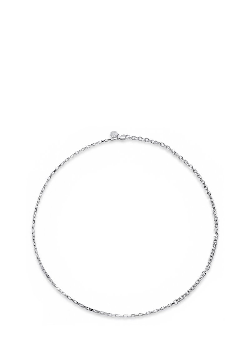 Sølvkæde med rektangulære og ovale led, med en karabinlås og et lille rundt mærke tæt på låsen.