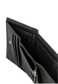 Portafoglio in pelle nera con finitura testurizzata, dotato di più slot per carte, un compartimento con zip e una fodera interna a motivo.