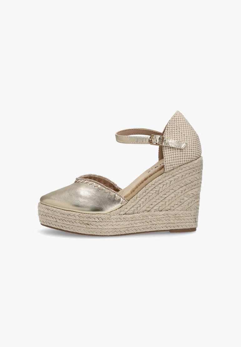 Espadrille de cuña metálico dorado con suela de yute trenzado, tirante en el tobillo y acento de tejido texturizado en el talón. Diseño de punta redondeada.
