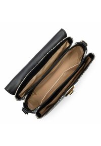 Zwarte leren handtas met een crèmekleurige bies, voorzien van drie compartimenten gevoerd met tan stof, goudkleurige hardware en een sluiting met een haak.