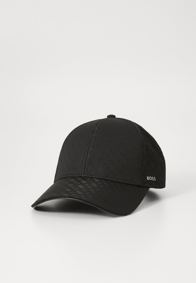 Gorra de béisbol negra hecha de tela texturizada, con un patrón brillante en la visera y un pequeño logo de "BOSS" en el lado.