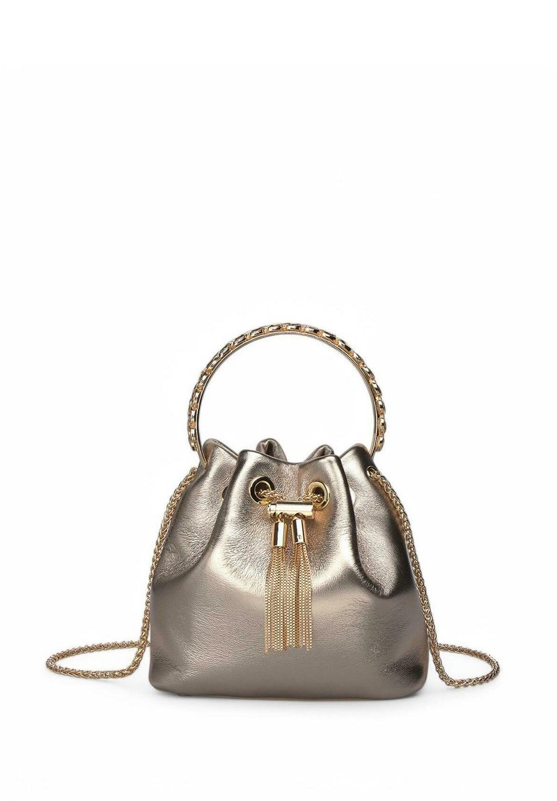 Bolso de mano metálico dorado con un asa de cadena, cierre de cordón y borlas decorativas. Textura suave y forma redondeada.