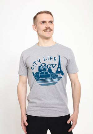Graues Baumwoll-T-Shirt mit blauem grafischen Design eines Vintage-Autos, dem Eiffelturm und dem Text "CITY LIFE 2CV" mit geschwungenen Linien darunter.