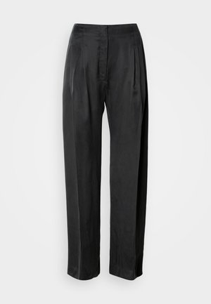 Zwarte broek met wijde pijpen van gladde stof, voorzien van plooien aan de voorkant, een ritssluiting en een klassieke tailleband.