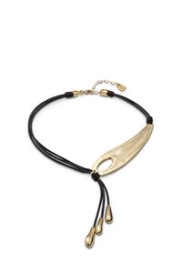 Collier pendentif doré avec un design lisse et courbé. Comprend des cordons en cuir noir et trois accents dorés en forme de gouttes.