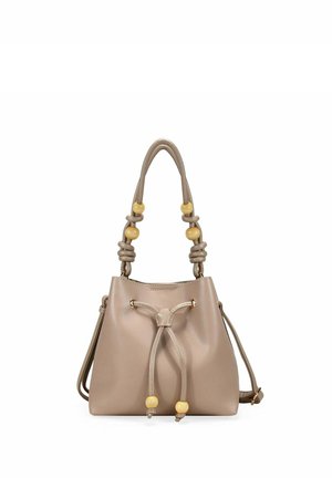Bolso tipo cubo de cuero taupe con cierre de cordón, decorado con cuentas amarillas en el asa y en los extremos de los cordones.