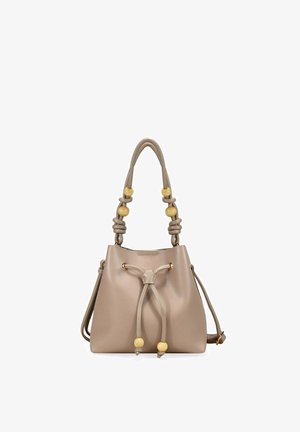 Bolso tipo cubo de cuero taupe con cierre de cordón, decorado con cuentas amarillas en el asa y en los extremos de los cordones.
