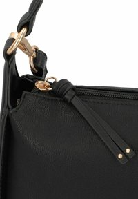 Borsa a tracolla in pelle nera con hardware dorato, dotata di chiusura con zip e dettagli in rilievo. La tracolla presenta un'accento a nodo e anelli metallici.