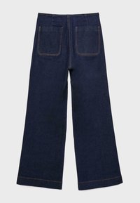 Pantalon en jean bleu foncé à jambes larges avec deux grandes poches arrière rectangulaires et des coutures orange visibles au niveau des coutures et des ourlets.