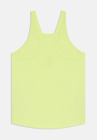 Limoengroene tanktop met brede banden, afgeronde zoom en een gladde textuur. Geen zichtbare patronen of hardware-details.