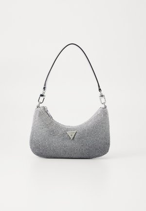 Silberne Mesh-Schultertasche mit schwarzem Riemen und dreieckiger Guess-Logo-Plakette vorne, dargestellt vor schlichten weißem Hintergrund.