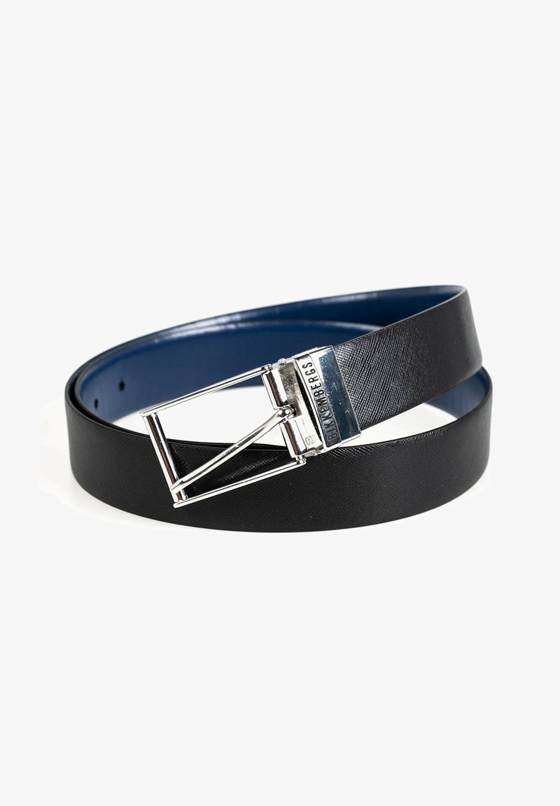 Sort læderbælte med en glat overflade og spænde i sølvmetal, med rektangulær form og blå indvendig foring.