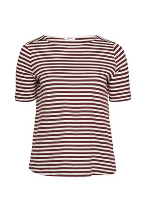 Koszulka z krótkim rękawem i okrągłym dekoltem z poziomymi białymi i ciemnoczerwonymi paskami, przedstawiona na białym tle.