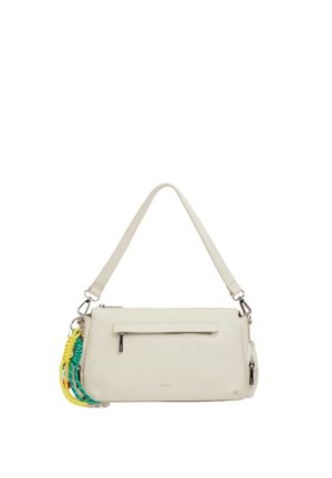 Borsa a tracolla rettangolare color crema con tasca frontale con cerniera e portachiavi con nappine intrecciati multicolori appesi da un lato.
