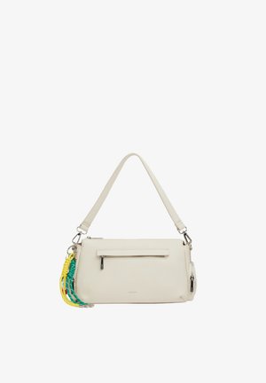 Sac à épaule rectangulaire crème avec poche zippée à l’avant et porte-clés pompon tressé multicolore suspendu sur un côté.