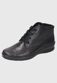 Botas de cuero negro hasta el tobillo con punta redondeada, parte superior texturizada y suela de goma plana. Presentan cordones negros prominentes para un ajuste seguro.