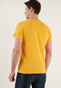 Buratti V-NECK  - Basic póló - yellow