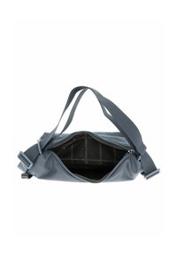 Sac en textile gris avec des bretelles réglables, fermeture éclair et doublure à motifs. Présente un design rectangulaire élégant et un tissu résistant.