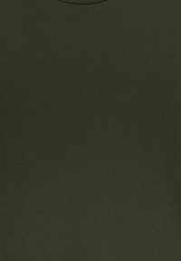 Texture de tissu côtelé vert olive foncé avec des fines lignes verticales espacées de manière régulière sur toute la surface.