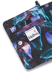 Kipling-lompakko, jossa on monivärinen kukkakuosi kestävässä kankaassa, napilla suljettuna ja näkyvällä RFID-suojaleimalla.