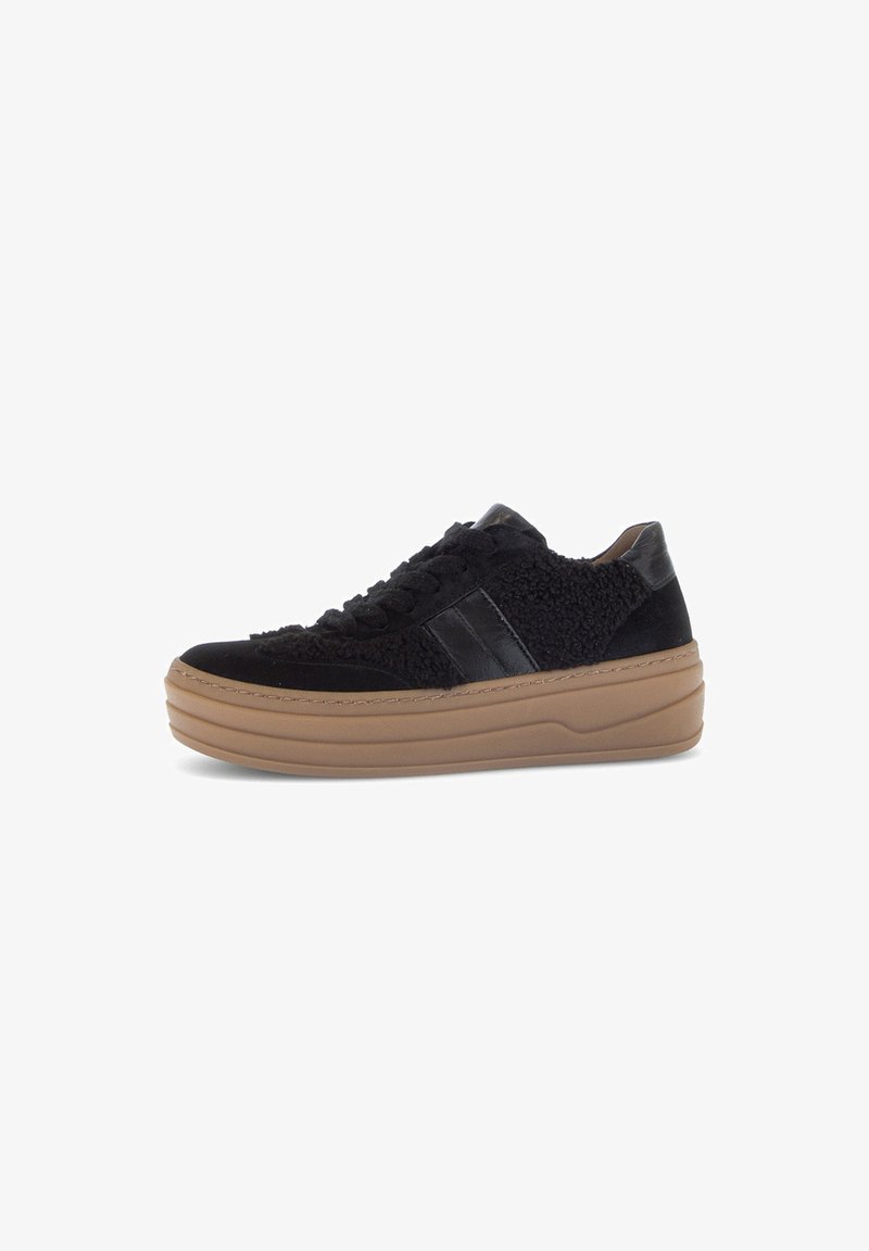 Baskets noires avec une tige texturée, en suède et en fausse fourrure, au design à lacets, avec une semelle en caoutchouc épaisse et beige. Présente des accents en cuir noir.