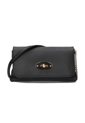 Zwarte leren handtas met een textuur, kettingriem en goudkleurige accenten, voorzien van een sluiting aan de voorkant. Compacte rechthoekige vorm.