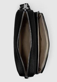 Svart läderväska med en texturerad yta, som har två fack med silverdragkedjor och ett mjukt beige innerfoder.