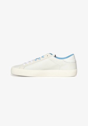 Zapatilla blanca de corte bajo con forro interior azul claro y cordones bicolor en blanco y azul claro, vista de lado.