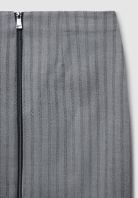Jupe à motif en chevron noir et blanc avec une finition texturée, dotée d'une fermeture éclair pleine longueur sur le devant central.