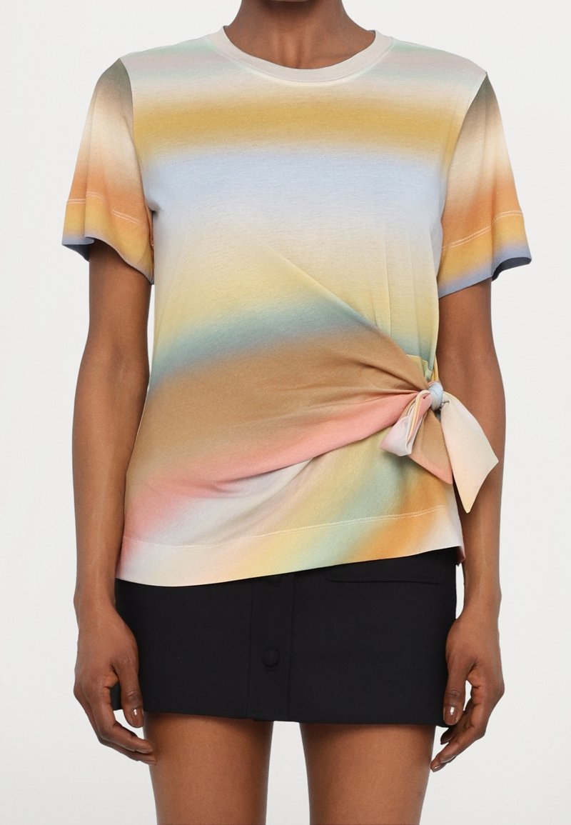 T-shirt à manches courtes en tissu doux, avec des rayures horizontales dégradées pastel et un détail de nœud noué à la taille.