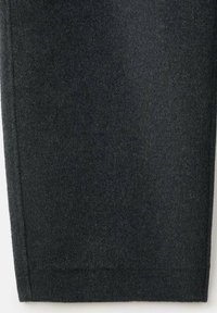 Čierna vlněná tkanina, jemná textúra, s hladkým povrchom a jemne svojím vzhľadom, bez viditeľných vzorov alebo akcentov.