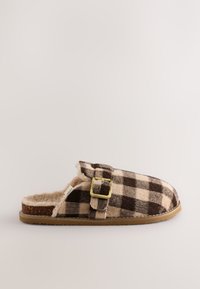 Barna és bézs kockás bebújós papucs puha szőrmebéléssel, arany csattal és barna gumitalppal. Tartós és kényelmes kialakítás.