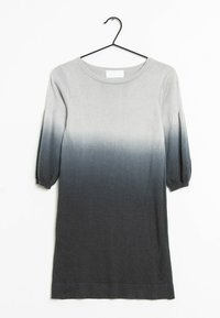 Abito in maglia grigia a ombré con maniche a tre quarti, che passa da un grigio chiaro in alto a un grigio scuro in basso, con una consistenza morbida e scollo rotondo.
