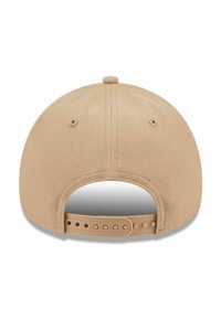 Beige verstellbare Snapback-Cap, von hinten gezeigt, mit einem Kunststoffriemen mit mehreren Größenlöchern und genähten Belüftungsöffnungen.