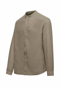 Camicia beige a maniche lunghe con colletto alla coreana, chiusura frontale con bottoni e tessuto morbido e texturizzato. Presenta un orlo dritto e un design minimale.