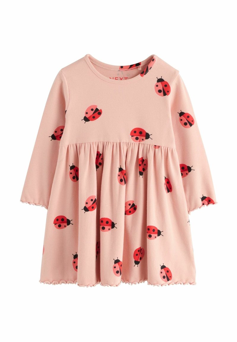 Robe rose à manches longues pour tout-petit avec taille froncée et imprimés de coccinelles rouges dispersés sur le tissu.