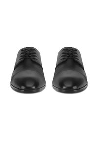 Melnas ādas šņorējamas kurpes ar noapaļotu purngalu un gludu virsmu, piedāvājot minimālistisku dizainu un smalkus šuvuma akcentus.