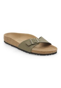 Olivengrøn glidesandal med en korkfodbed, prydet med en bred rem med en metalspænde og en struktureret sort gummisål.